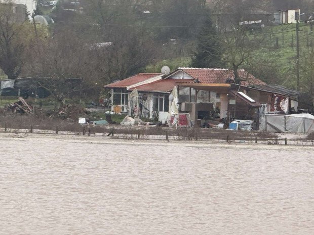 Наводнения в Бургаско: Полиция и пожарна на терен, семейство евакуирано от с. Извор